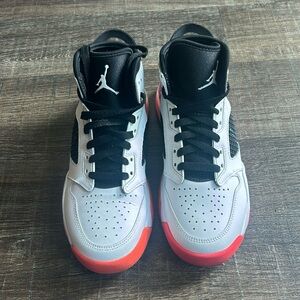 Jordan Mars 270 GS 'White Hyper
Violet'